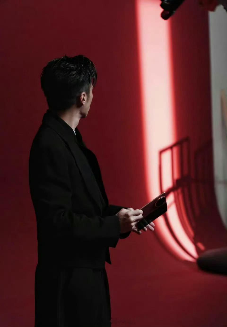 已经开始预热了，这应该不难猜了吧？大概率就是荣耀MagicV6折叠新机了。还是