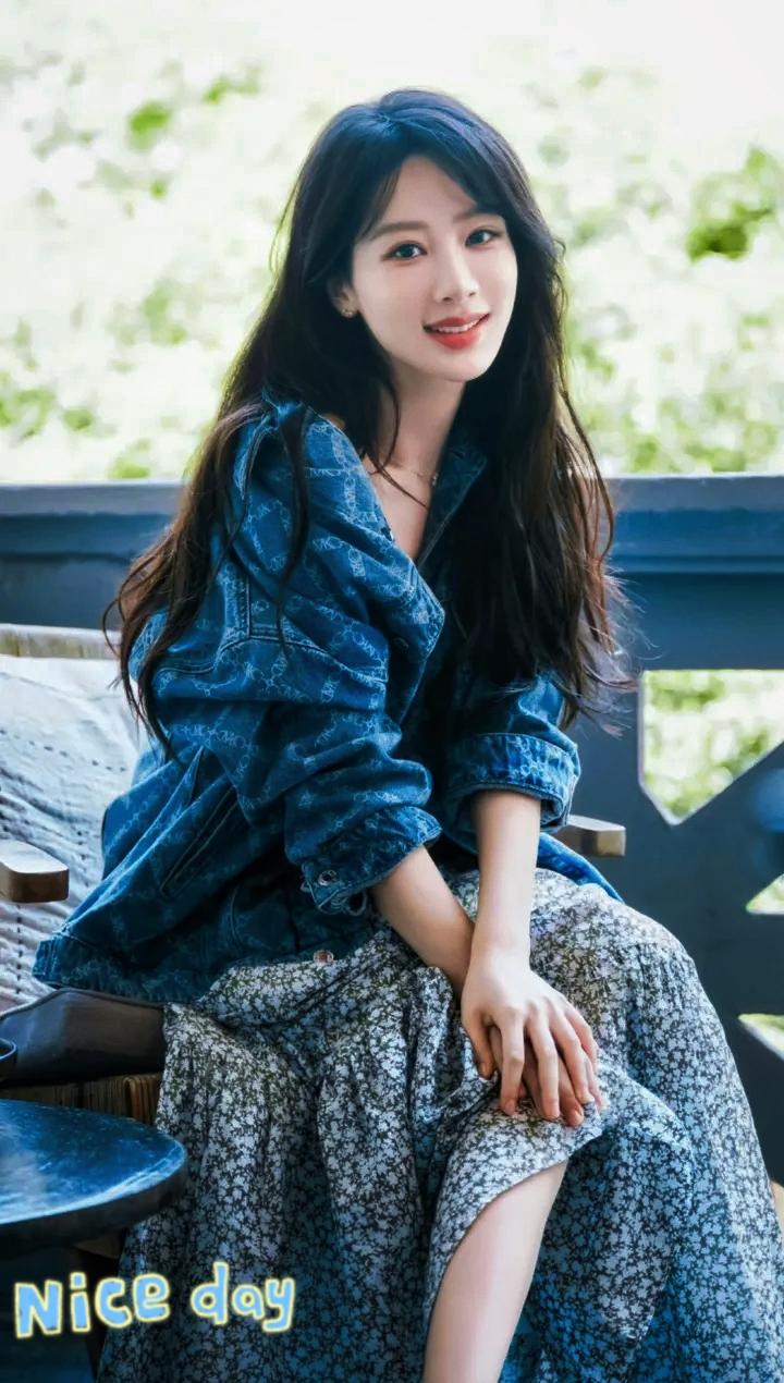杨紫确实“不对劲”！大家发现没？自从跟秦俊杰分手后，整整8年她硬是把自己活成了娱