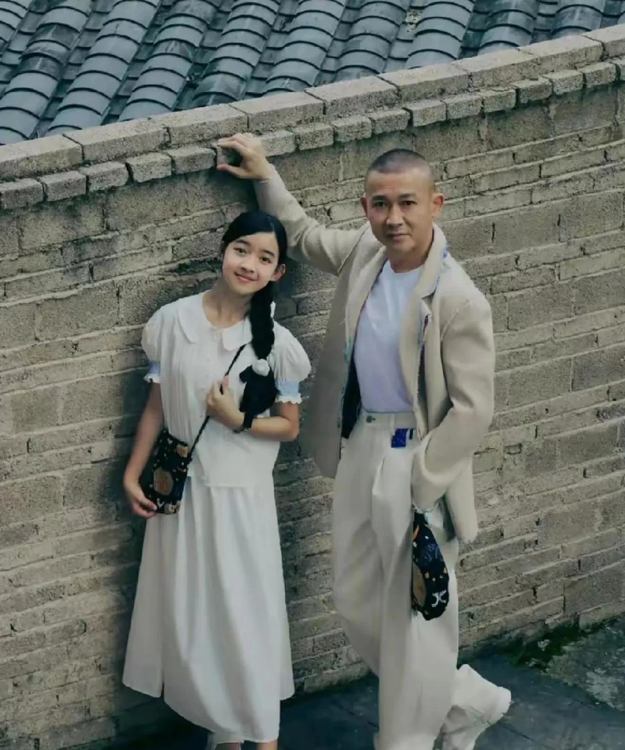 聂远的女儿还挺漂亮，身材比例也好，算是不错的星二代了。#明星脸女儿##聂远#