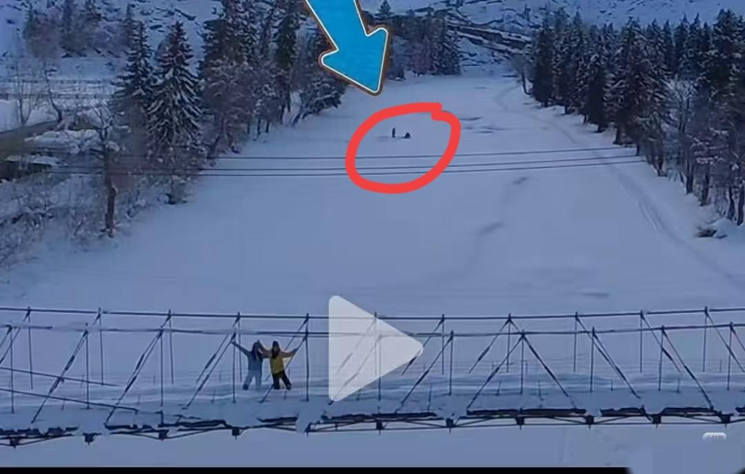 幸亏有全景照片，一看就知道雪豹是无辜的。两三个人离开雪道，进入林区（旁边就有“