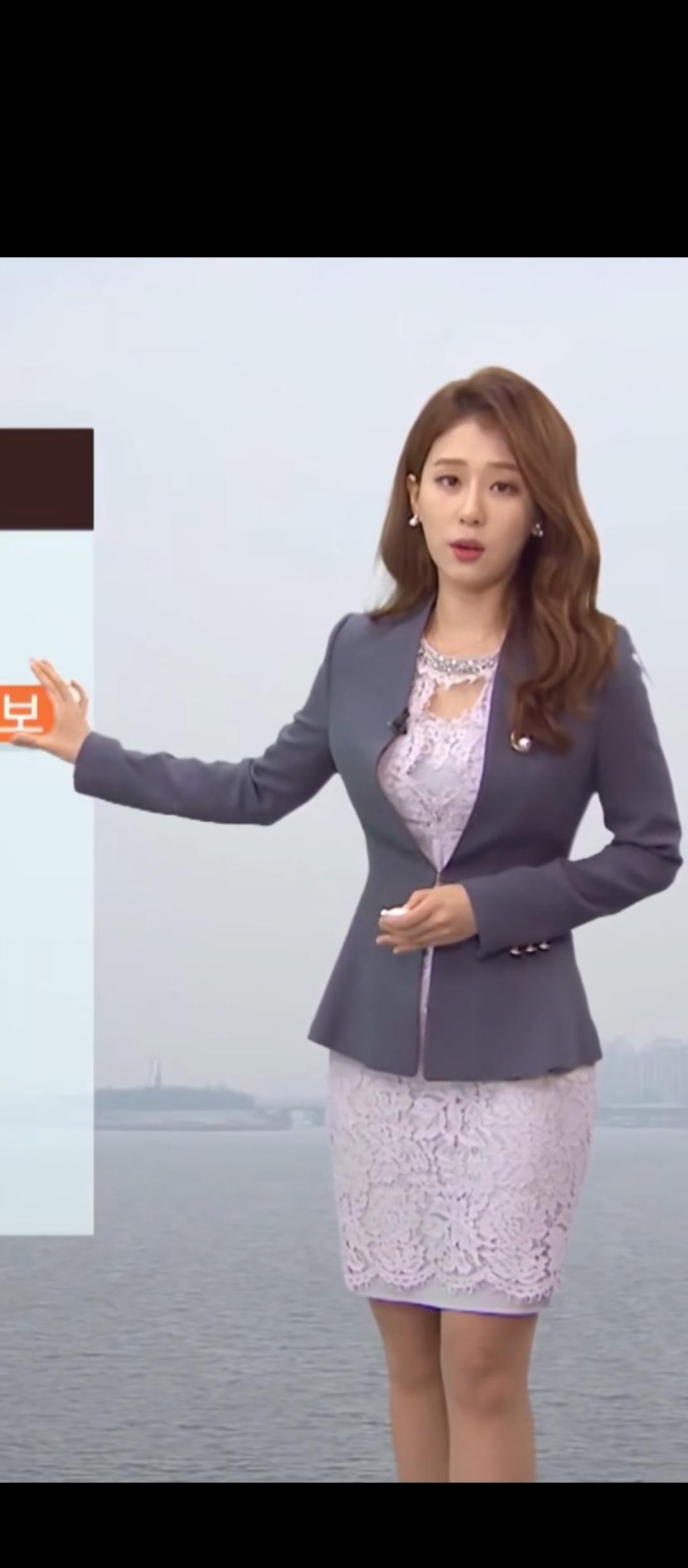 优雅主播穿搭指南：灰色西装外套+蕾丝裙，气质满分！