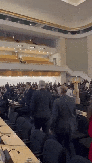 瑞士人这回可闹了个大笑活儿，他们把原本受到制裁的俄罗斯代表团接到日内瓦参加世界议