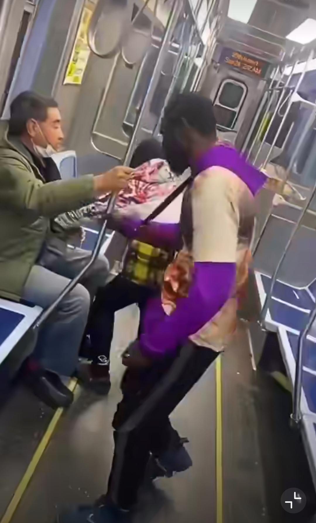 亚裔在美国，就是一个“行走的钱包”。地铁上，两个瘦小的黑人围着一个人高马大的亚