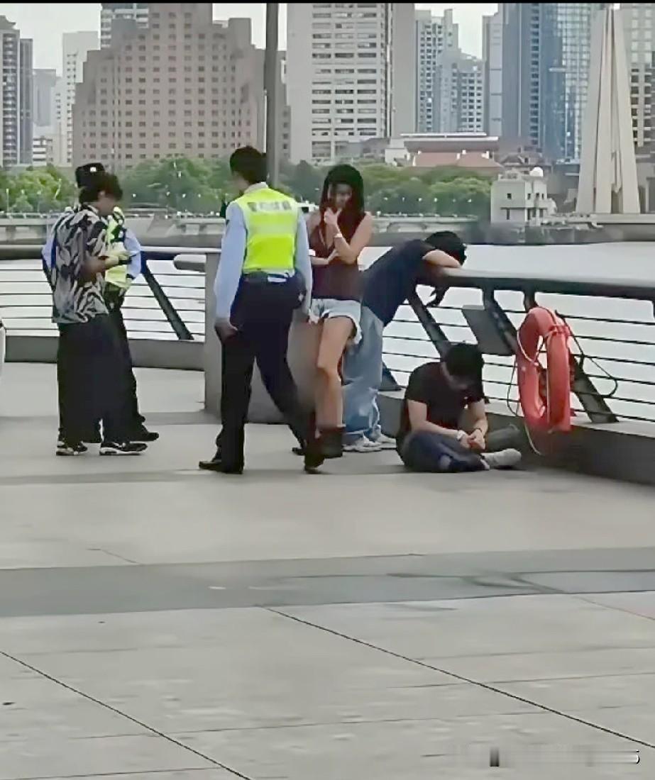 这事儿简直离谱到家了，上海街头这一幕，看得我又是想笑又是心酸。一群印度游客在