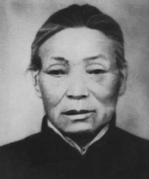 1938年，日军扫荡山东，包围了常家村。情急之下，肖司令被常大娘藏在枣堆里，不料