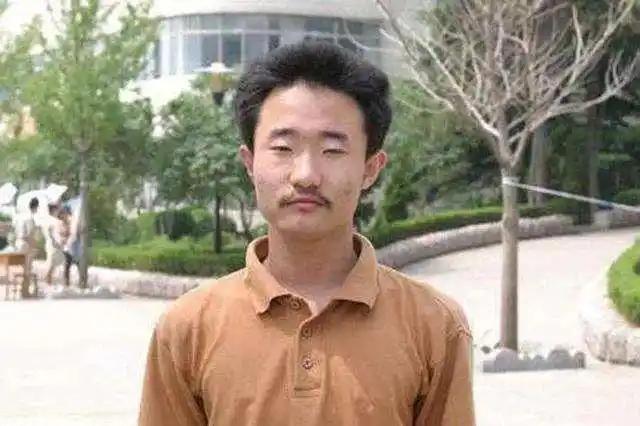 2004年，王端鹏考了749分，离高考总分只差1分，成为了山东高考状元，在当时轰