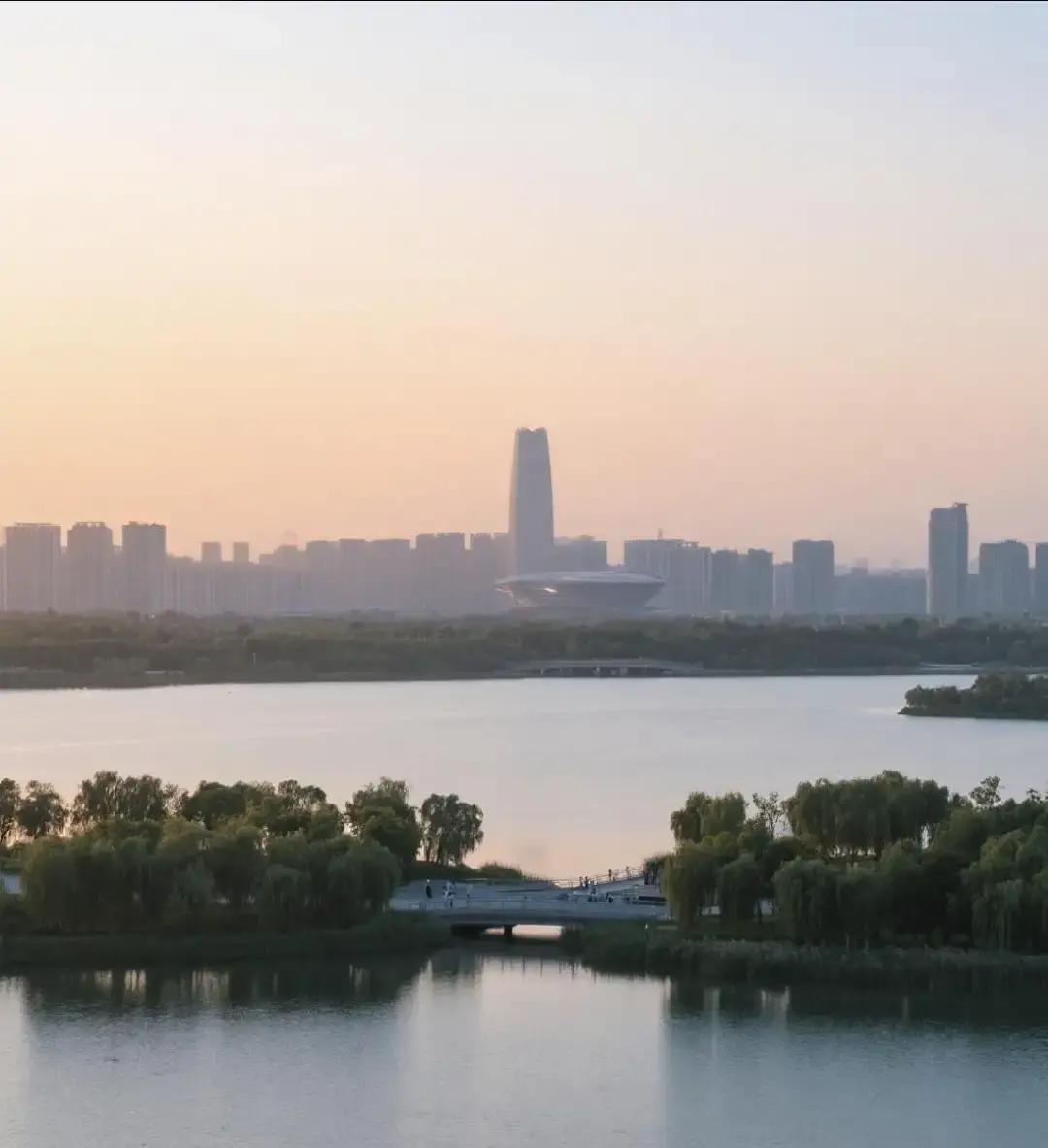 雅居乐2016年冲进郑州北龙湖，一出手就把楼面价抬到两万四，直接把周边房价从两万