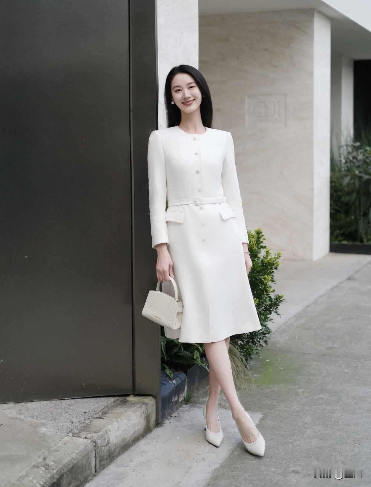 什么样的穿搭可以成为气质女神?优雅白裙，都市风范，自信微笑，时尚随行。