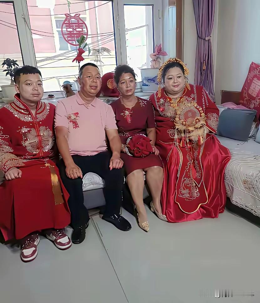 一家表情都很丰富[笑着哭]