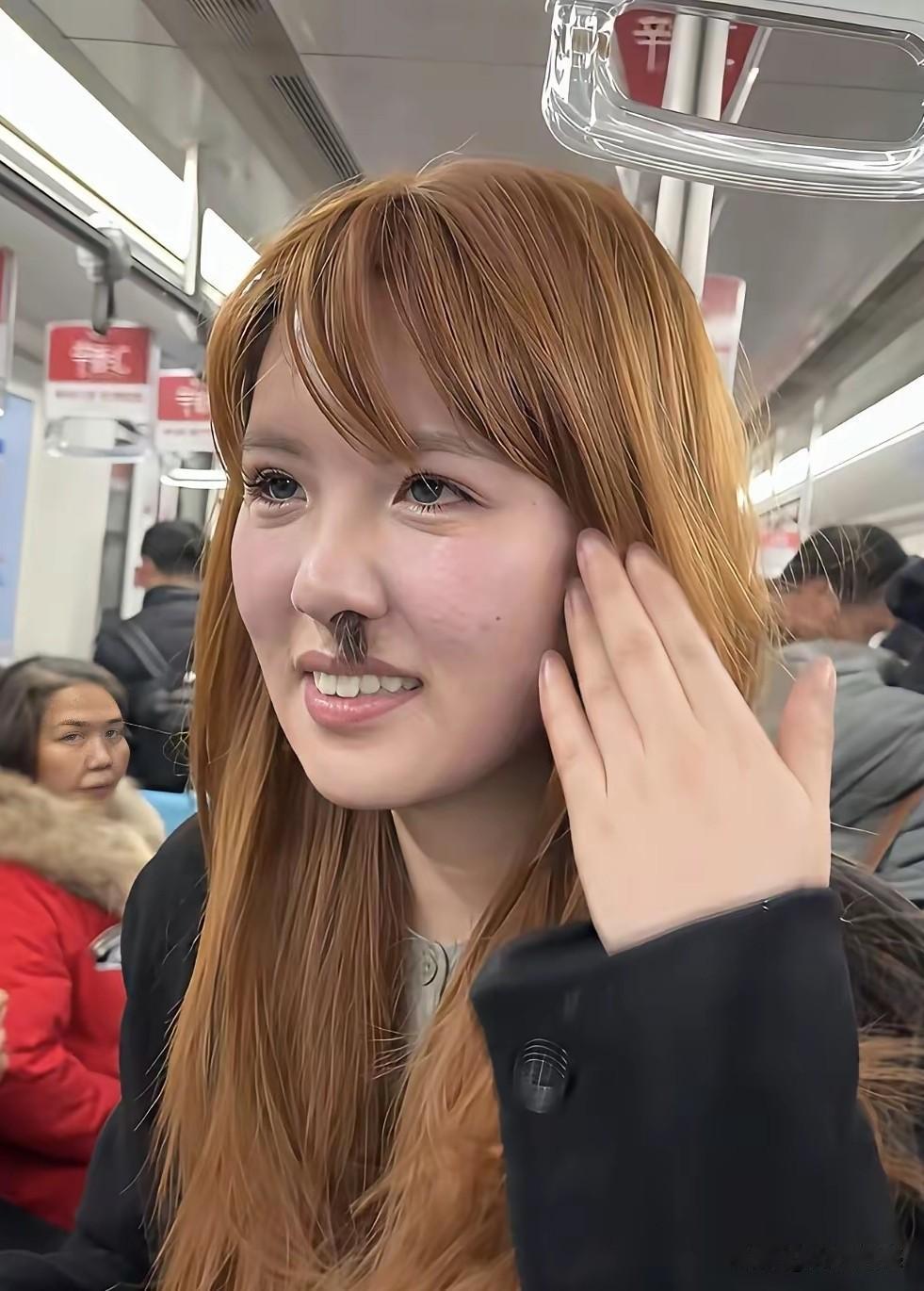 这个女子长得还算比较漂亮，打扮的也很时髦，头发染成了黄色，但让人不理解的是，鼻子