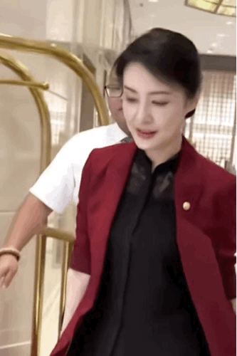 周涛姐姐这仪态和气质，真的是越看越有魅力！什么叫有韵味的女人女性应有的气质