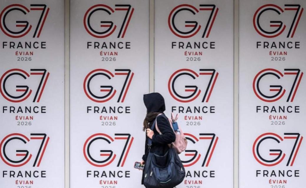 美国和北约，到底在吵什么？G7峰会在法国开，特朗普一边跟各国领导人合影，一边威