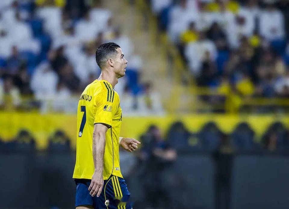 争议！C罗生涯967球被指应扣6球，本人亲自下场留言回应：接受是种美德！足坛传奇