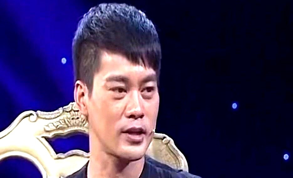 签了八年长约，最后只拍了两部戏。陈国坤当年被周星驰挑中。八年里，他只演了《少林足球》的四师兄和《功夫