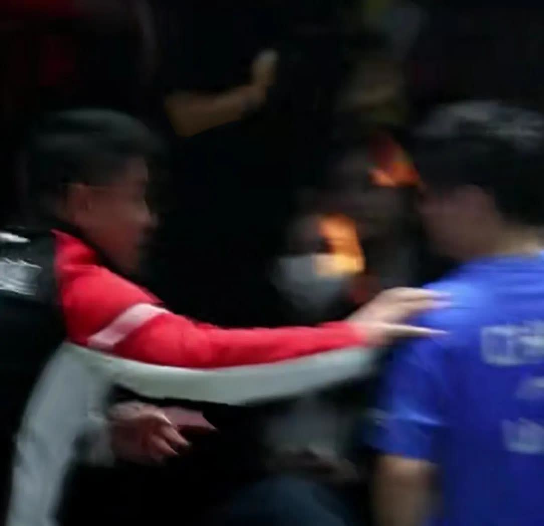 林诗栋输给莫雷加德，比赛结束后，王皓教练早早把胳膊伸出去老远，等着和石头握手，然