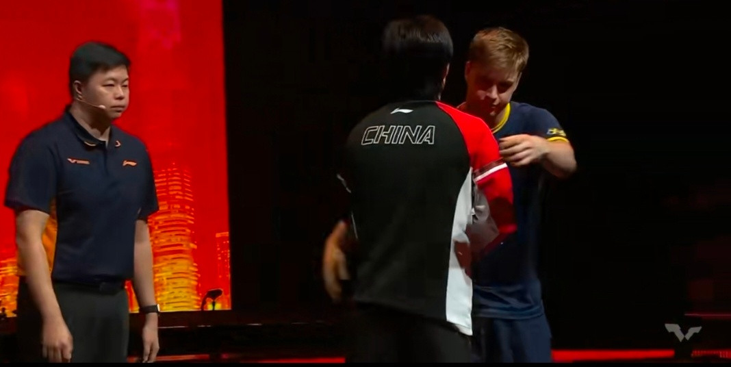 王楚钦因伤退赛据WTT官方消息，WTT香港总决赛男单半决赛，王楚钦因伤退赛，两