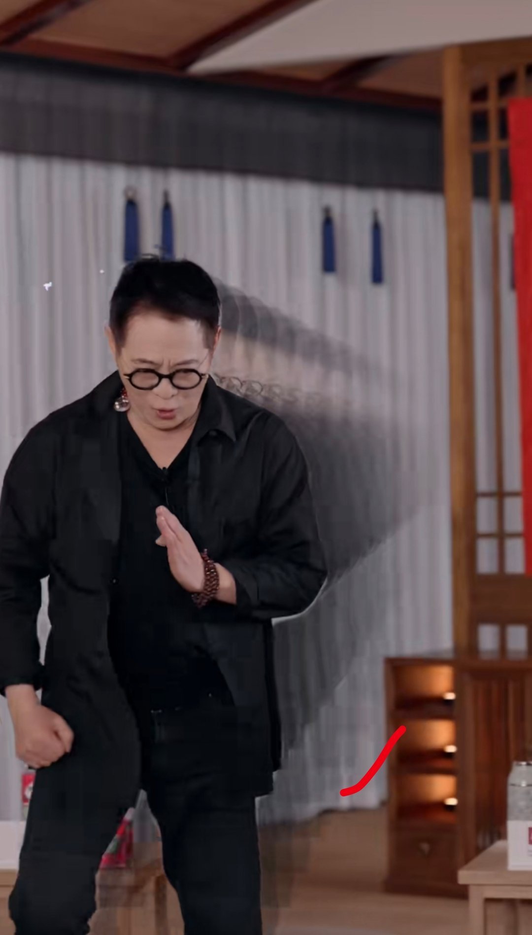 李连杰状态¹他的状态极佳，有种游戏人间的豁达。²李连杰虽然有些迷信，但有一点