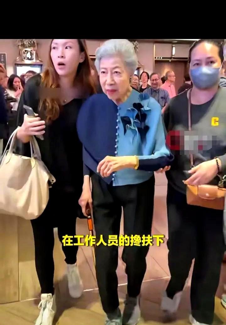 91岁，被TVB“踢”出局了。罗兰拄着拐杖，在工作人员搀扶下出席电影首映礼。
