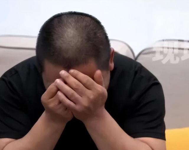 甘肃兰州，男子醉酒后回家，因为和父亲积怨已深，就借着酒劲数落起父亲的种种不是，父