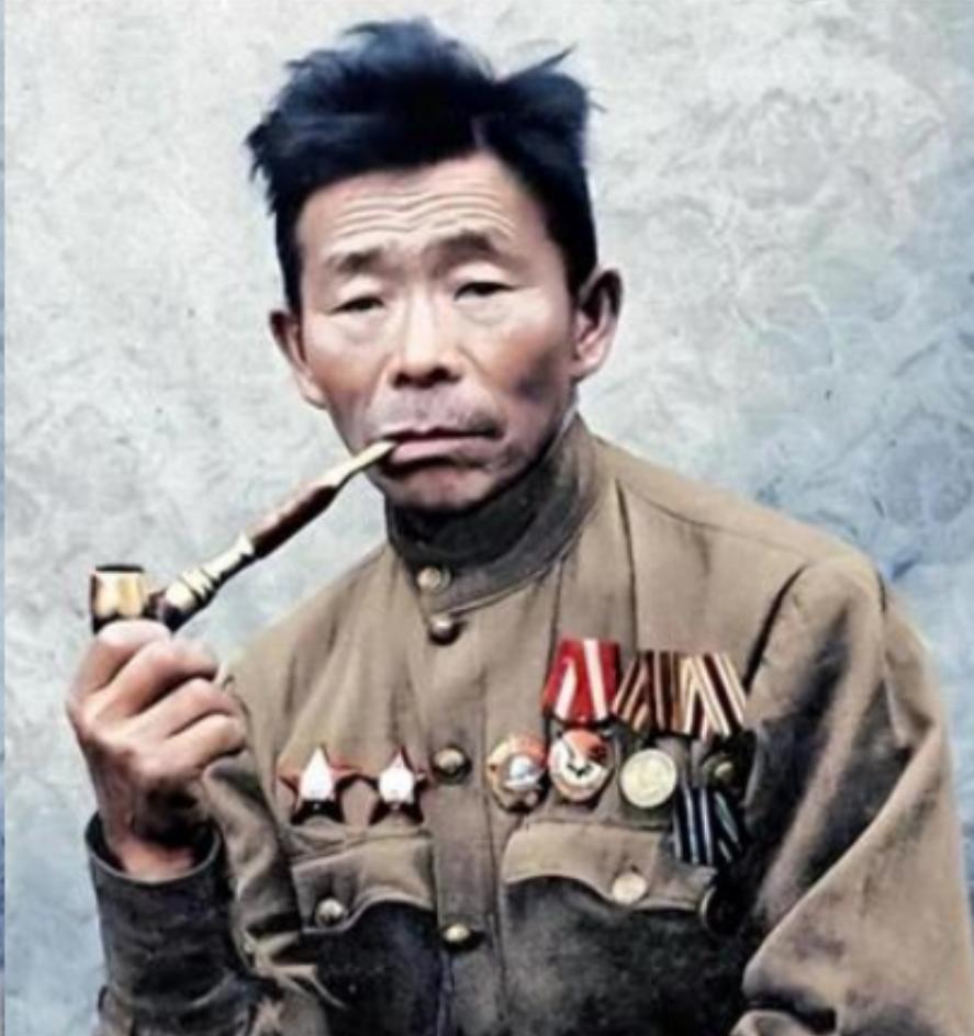1941年，一个身材矮小的木匠加入了苏联红军，任火头兵，但是谁也没有想到，就是这