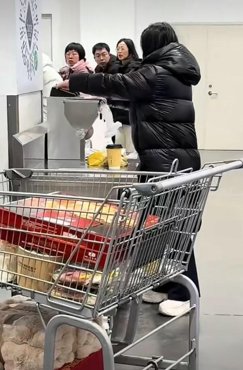 山姆会员超市内，女子在山姆餐吧用自带方便口袋打包数袋各种口味快餐蘸料，引发周围顾