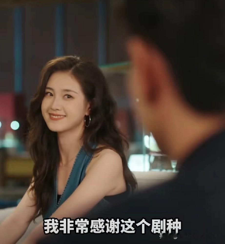 郭宇欣说出了从短剧转长剧的真实原因。首先，短剧拍摄节奏快，对健康的损耗特别大