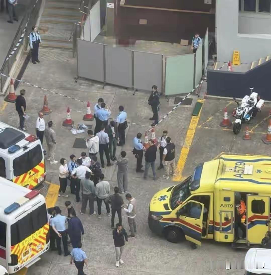 香港23岁女警离世的消息让人心里沉甸甸的。这个刚从警校毕业的姑娘，在警署里自己举