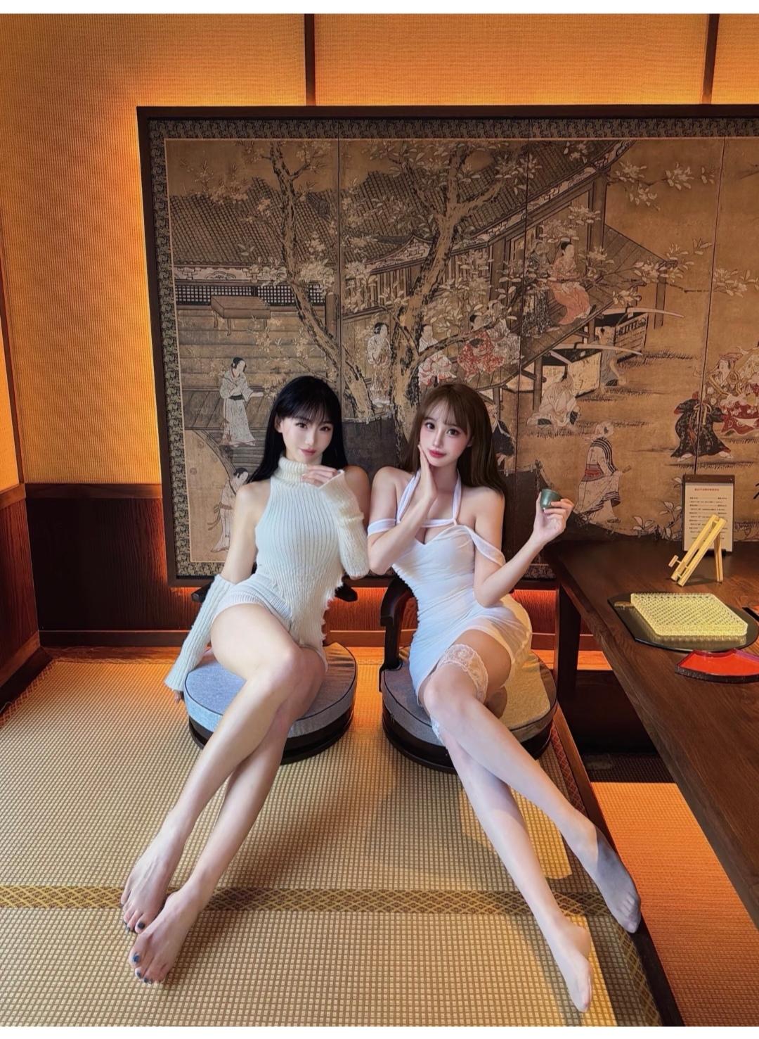 左边美女，脚丫子有点减分了。