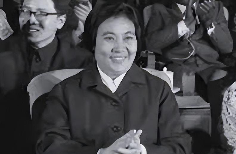 她是中国最传奇女工：从副总理回归车间，一生清贫，87岁深圳离世1977年9月，