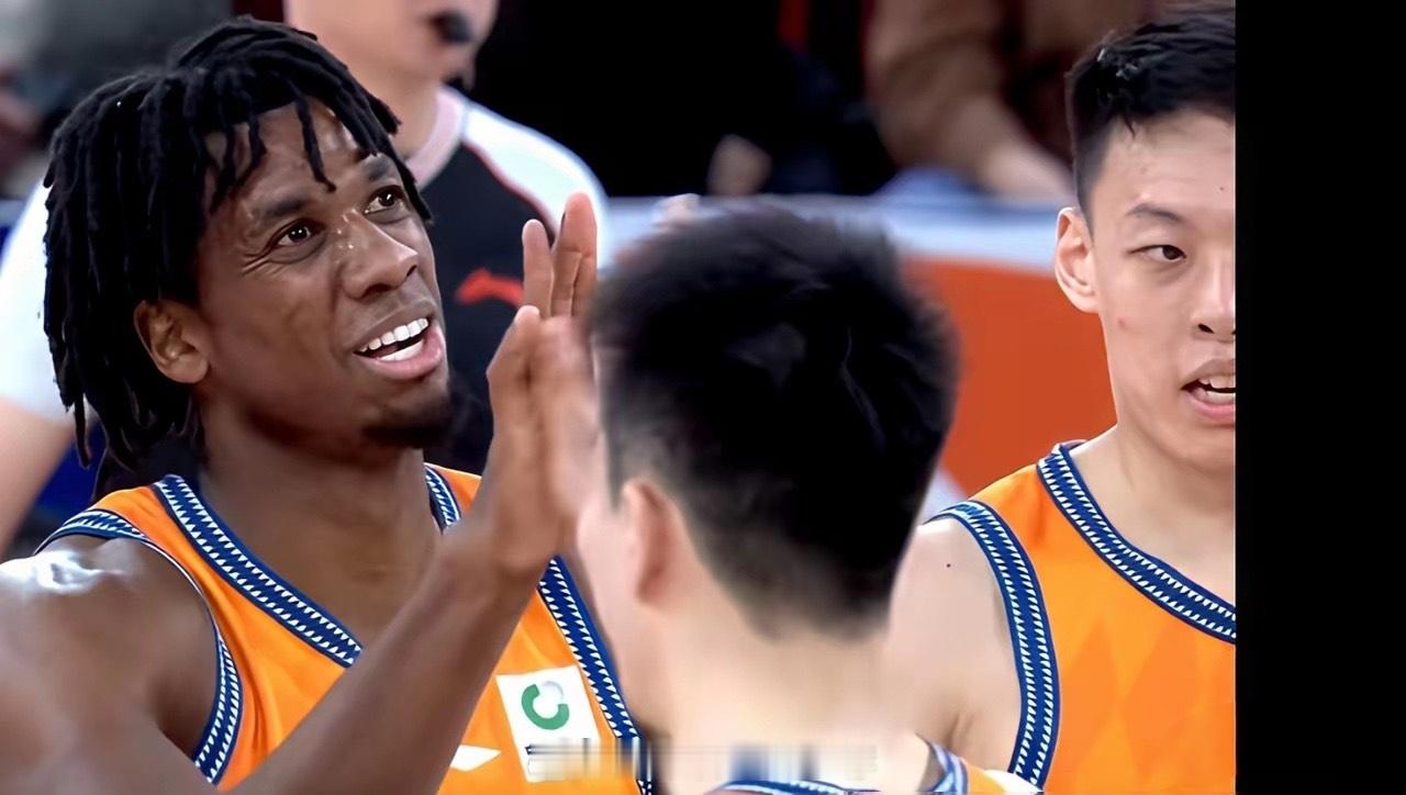 CBA惊现奥尼尔。今晚CBA上海对深圳的比赛打得异常精彩。本来双方打的比较焦灼，