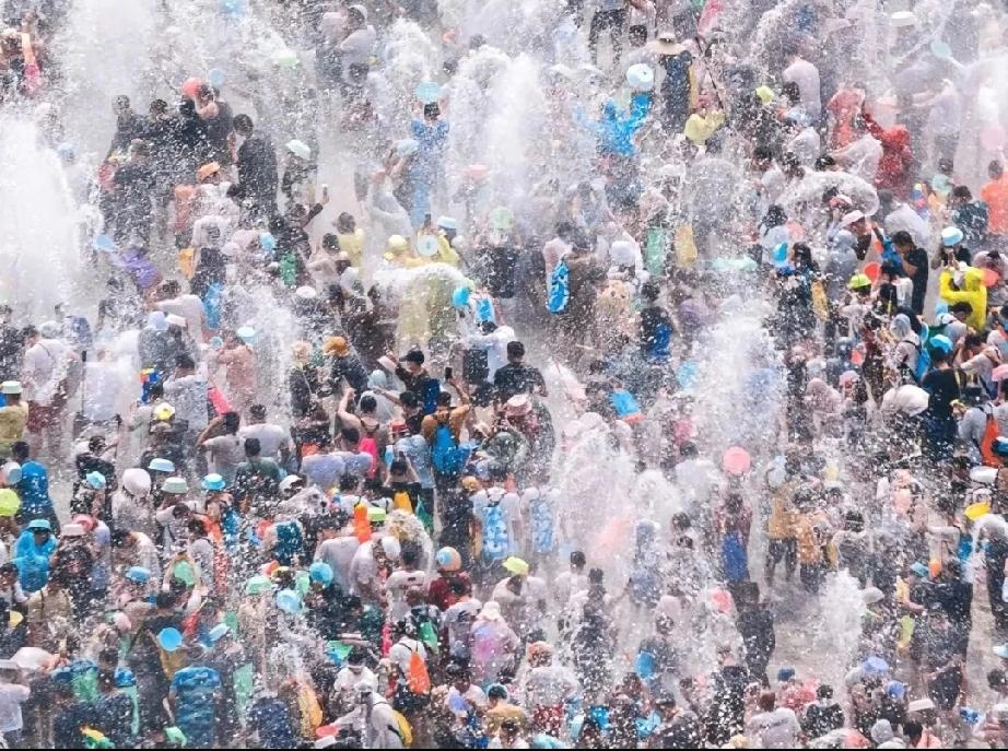 泼水节楼上“偷袭”——玩水还是玩命？刷到一条视频，云南泼水节，一个女子在楼上