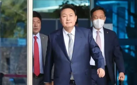 韩国总统尹新瑞这时候已经没有了办法，也无法进行耍赖了，只能面对检察厅的第2次传唤