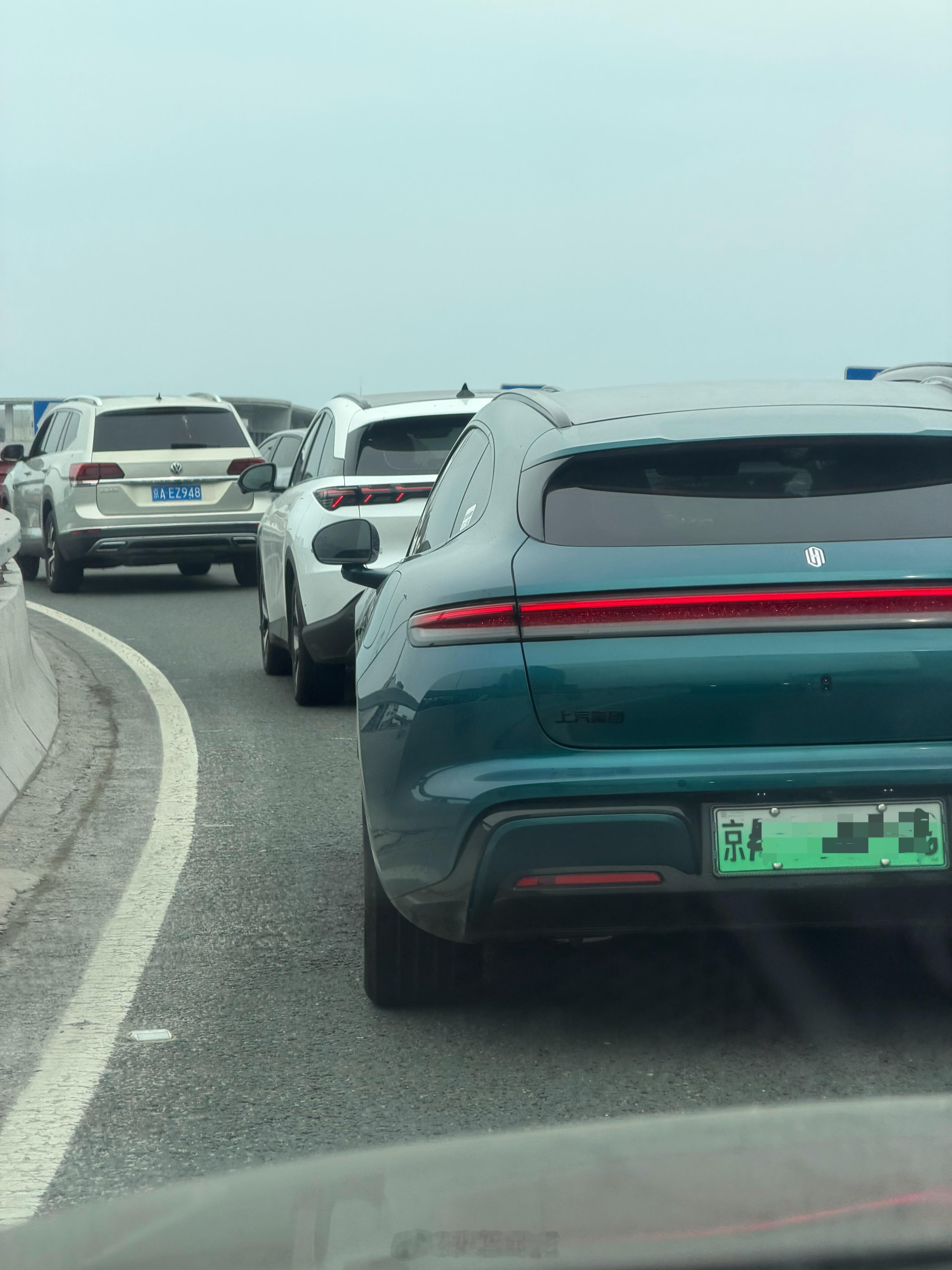 头一次在路上见实车，像保时捷么，真的好像，但是又一眼假，何必呢，就是非常生硬的模