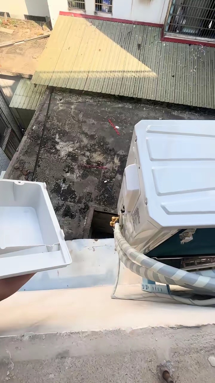 格力空调，空调界的一哥。就这一个侧盖已经打败了90%的国产品牌。你嫌它高，你嫌它