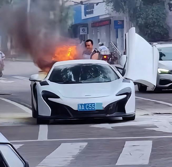 5月24日江西抚州人民公园门口，一辆浙牌迈凯伦超跑行驶途中突然起火，迈凯伦前一秒