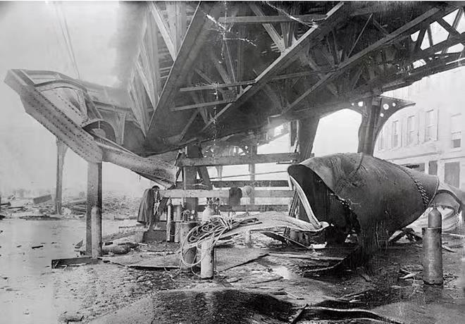 1919年，正值冰天雪地的波士顿反常地飙升到零上5度，欣喜不已的人们纷纷走出家门