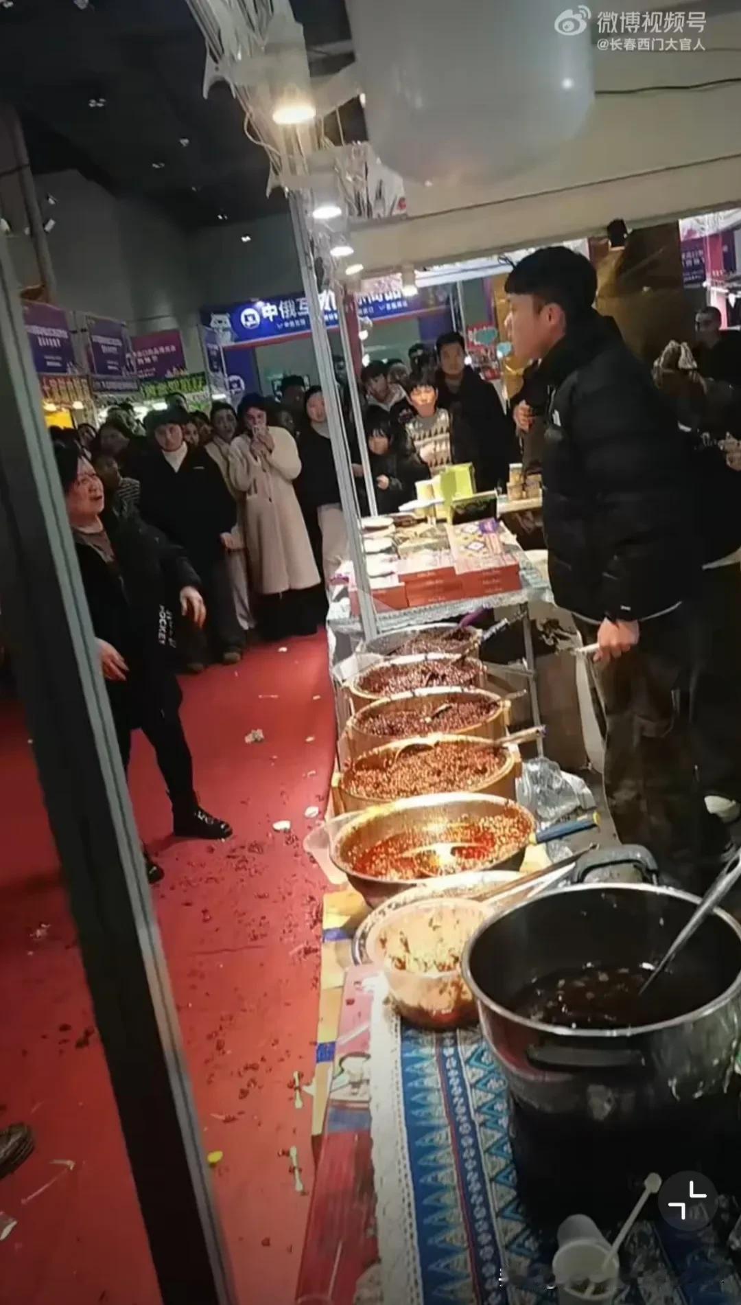 丢人现眼的人，是不是都不太聪明？农产品展销会上，一名阿姨拿着馒头去蘸大桶