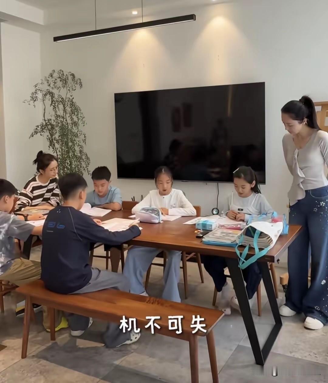 原来董璇跟佟丽娅私下还是那么好的闺蜜，白瞎我看了十几年电视，现在才知道！[捂脸哭]