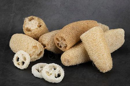 丝瓜络治疗下肢膝盖以下怕冷：去药房买一斤“丝瓜络”，分成10包，每天煮水喝即可，