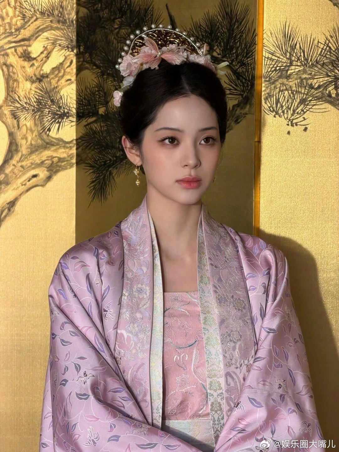 欧阳娜娜古装第一次看她穿古装，比预期中惊喜。淡粉衣衫配上简单发饰，不堆砌不繁复