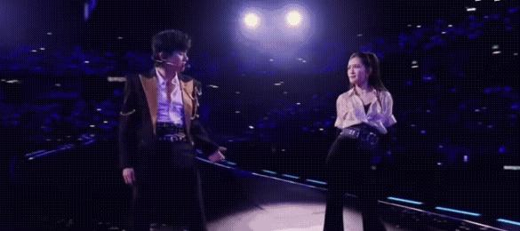 灯光打下来，谢娜的紧身裤在转身瞬间绷出奇怪的褶皱。全网瞳孔地震。四十二岁，三