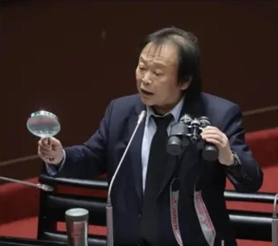 昨天下午台湾“立院”开会，当轮到王世坚上场质询时，院长韩国瑜特别介绍说“最有出息