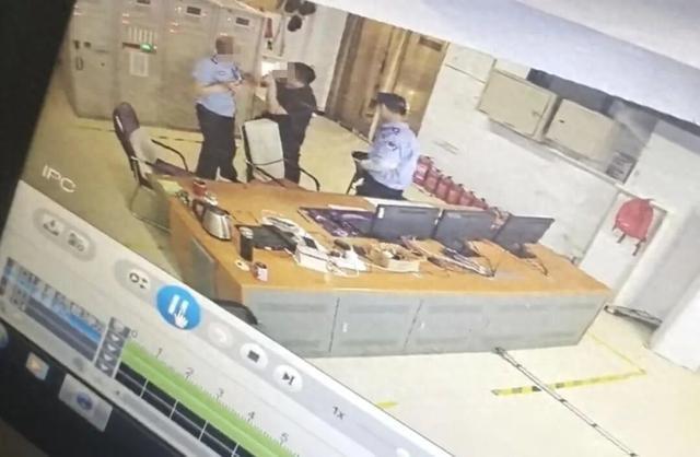 “这下难办了！”9月17日报道，河北衡水，一小区业主认为门口电动车挡路，要求物业