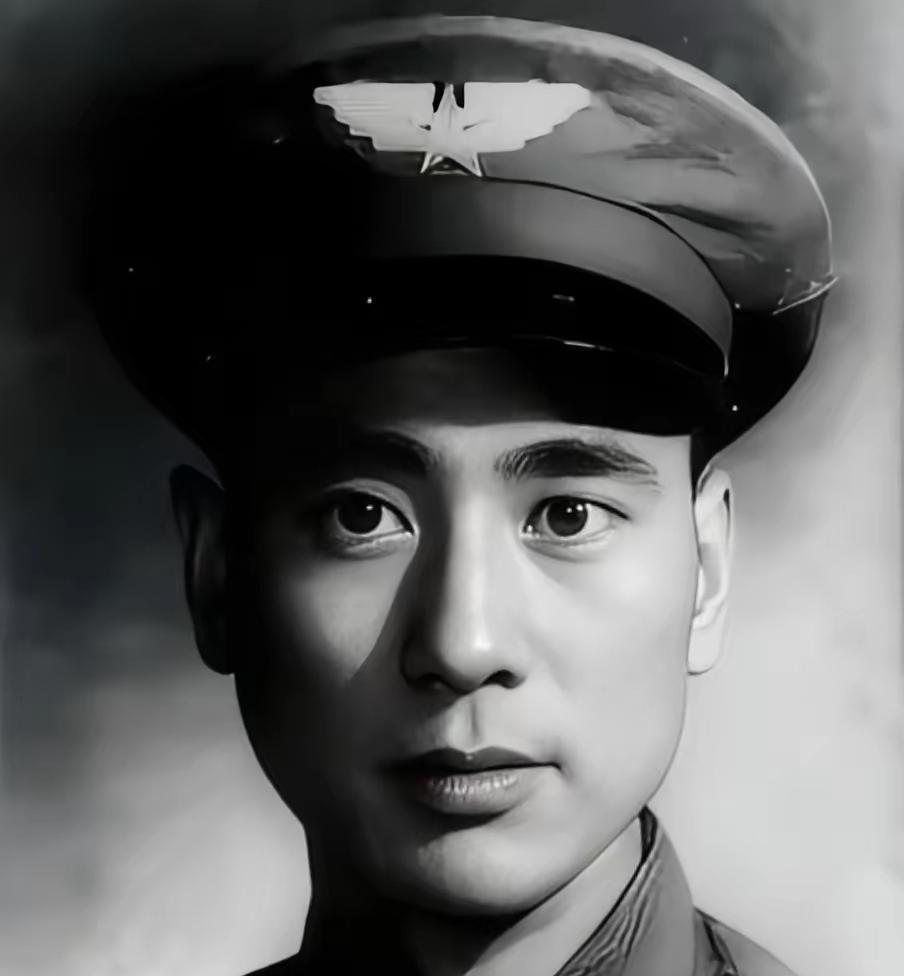 1949年2月，一架飞机在解放区坠落，当解放军赶到时，飞行员指着舱门说：“这里面