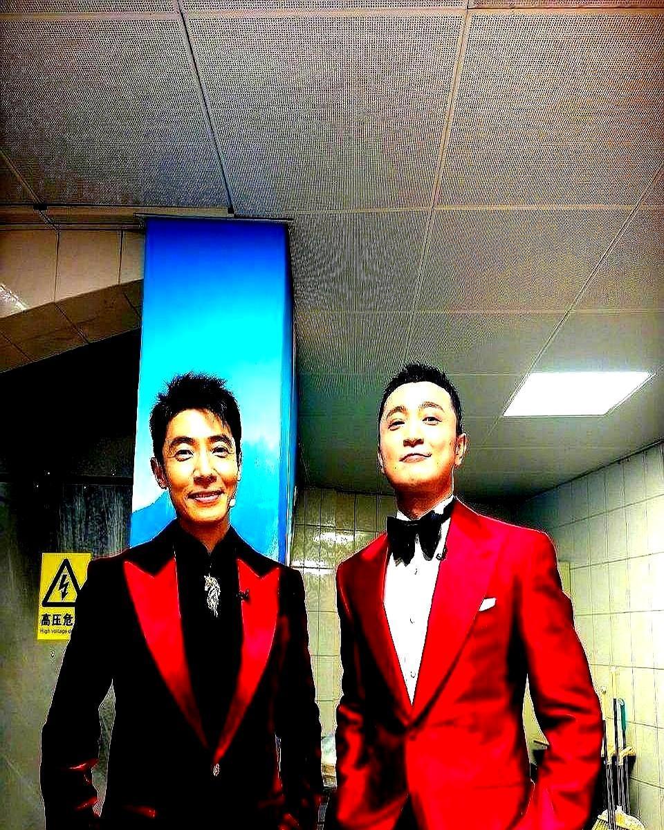 龙洋一下台就哭花了妆。不是表演，是演播厅大灯熄灭那刻，情绪终于决堤。任鲁豫精