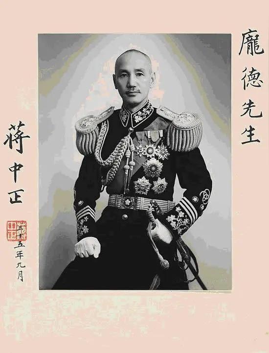 这是三任民国总统，蒋介石背叛了孙中山的主张和宏源，还“架空”了李宗仁。他逃到台湾