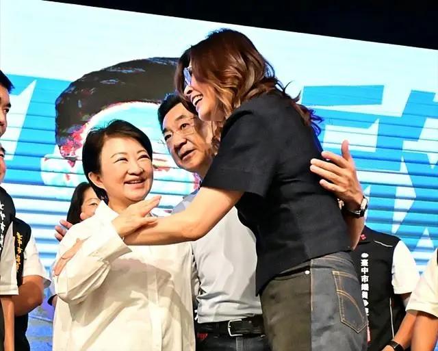 郑丽文、卢秀燕、江启臣今同框出席！三人相拥破“票房毒药”之谣！但郑丽文一句话被绿