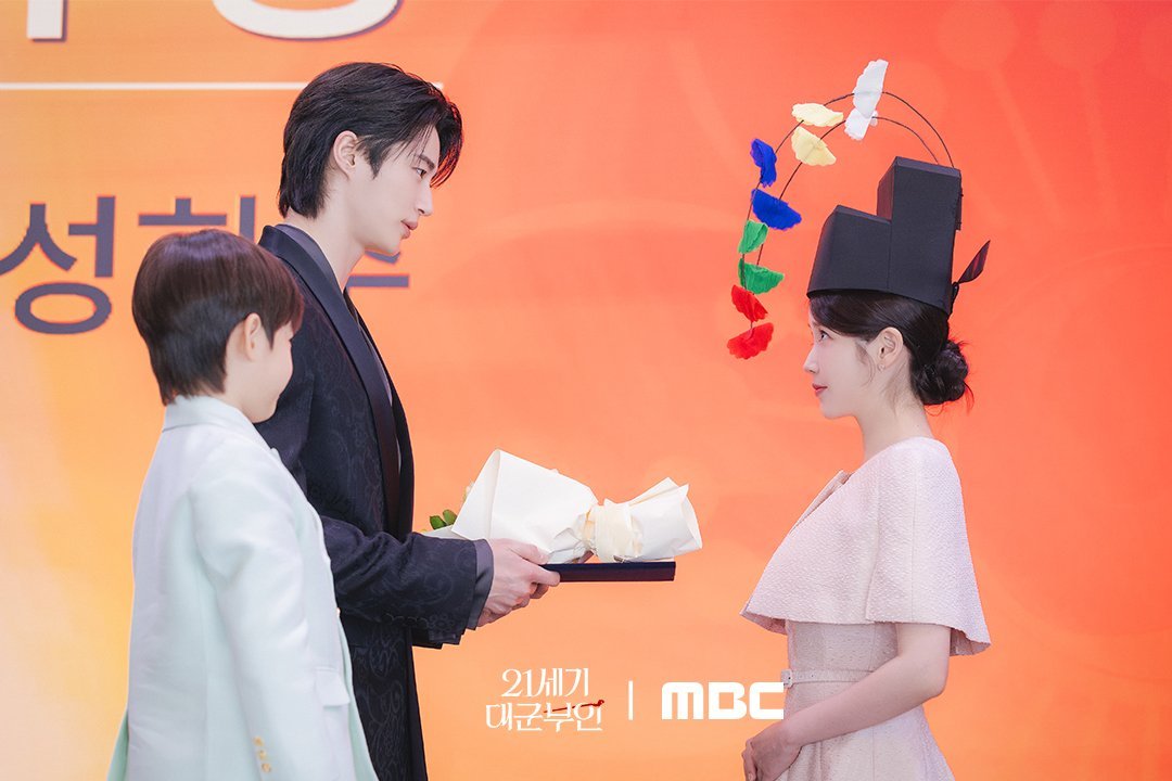 IU新剧收视率创新高IU新剧收视率破11边佑锡这次真的捡到宝了，和IU的化学反