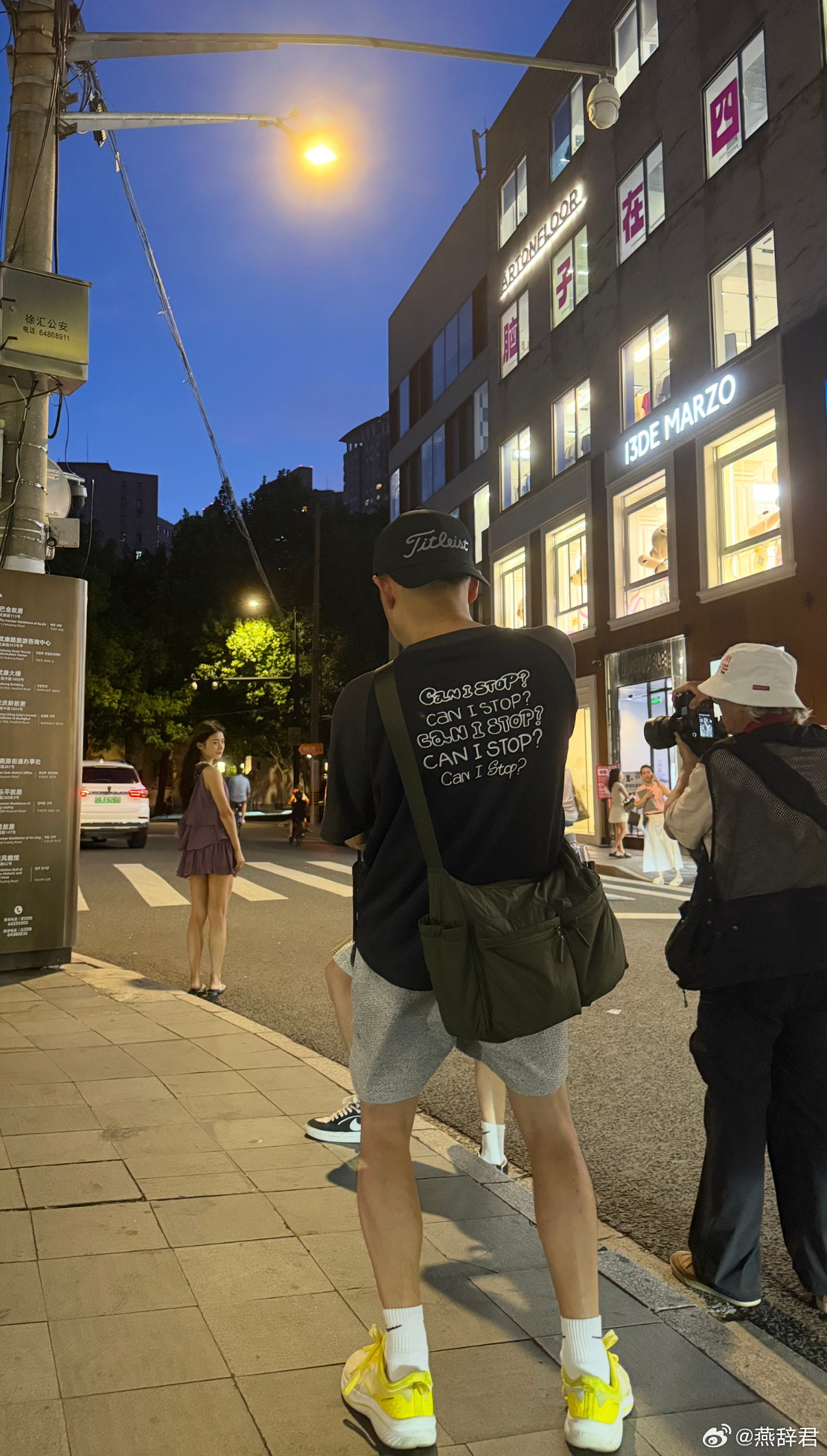 今天来市中心逛BM，老婆被街拍的摄影师抓着拍了好多张照片，不过今天逛街体验一般，