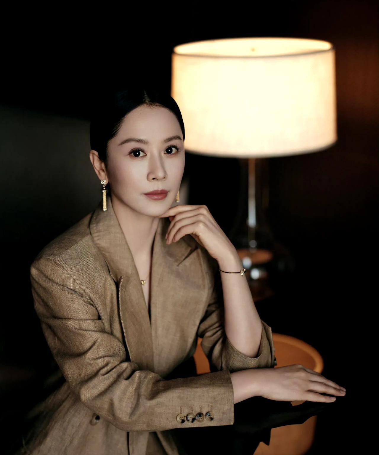 不愧是南京第一贵太太，夫子庙曾经都是她家族的，还好后来捐给国家了，她也进军娱乐圈